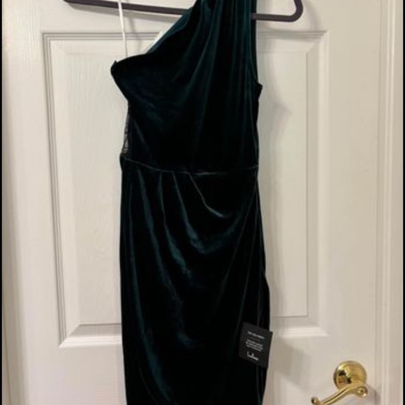 Lulus Dresses & Skirts - Lulu’s NWT- Gorgeous hunter green velvet cocktail dress.